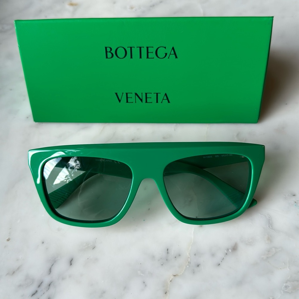 Bottega Venetta green oversized sunglasses with case
